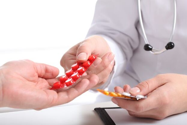 doctor gives pills to treat osteochondrosis